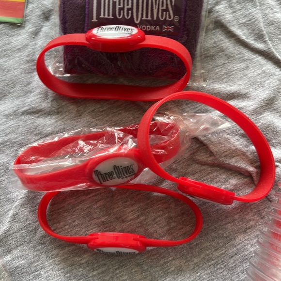 1352- Lot of Three Olives Vodka XL tshirt, headband necklace shot glasses, cups - Picture 8 of 12